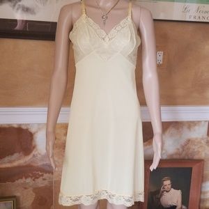 Vtg 50s Vanity Fair Daffodil Lacy Full Slip
